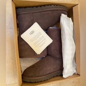 Women’s Ugg M classic short new in box